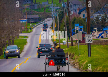 LANCASTER, USA - April, 18, 2018: Outdoor Ansicht der Amish Pferd und Wagen fährt auf städtischen Straßen, in der Nähe von Lancaster Stockfoto