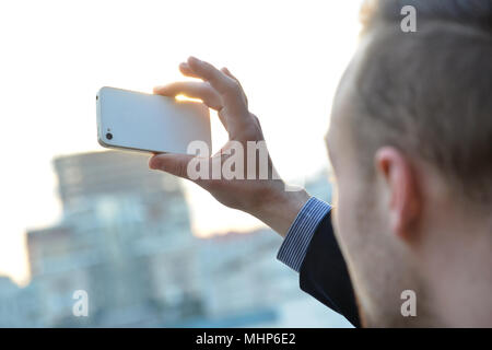 Gut aussehender Geschäftsmann mit Smartphone Stockfoto