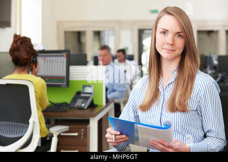 Portrait der Unternehmerin Studium Bericht In geschäftigen modernen Büro Stockfoto
