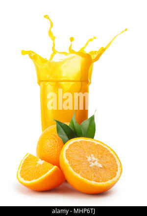 Spritzer Orangensaft und Orangen mit grünen Blättern Stockfoto