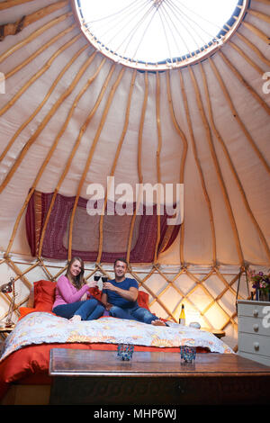 Paar genießt Luxus-Camping-Urlaub In der Jurte Stockfoto