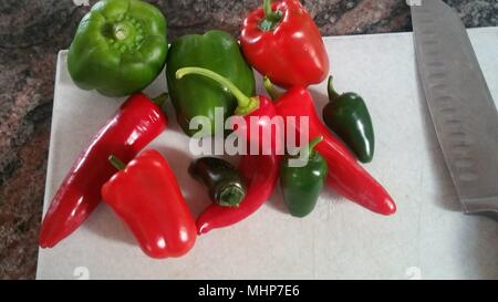 Sortierte homegrown Rote und grüne Paprika Stockfoto