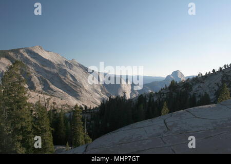 Blick auf den Half Dome von Tioga Pass Sierra Nevada Kalifornien USA Stockfoto