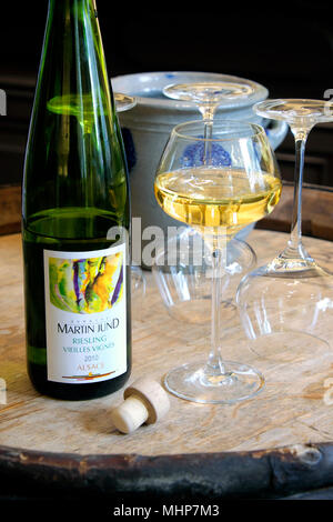 Weinprobe mit einer Flasche Riesling, Domaine Martin Jund-unabhängigen Winzer, Colmar, Elsass, Frankreich Stockfoto