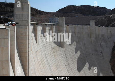 Leute über den Hoover Dam Black Canyon in Nevada Arizona USA suchen Stockfoto