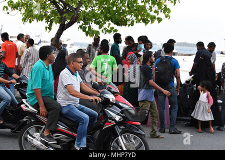 MALE, Malediven - 17. FEBRUAR 2018 - Menschen, die ich in Island Main vor Abend beten Zeit in Male Malediven Hauptstadt kleine Insel Stadt Stockfoto