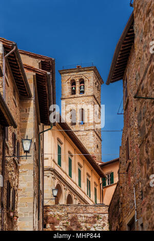 Blick auf den mittelalterlichen Glockenturm der Kathedrale von Cortona, eine alte Stadt in der Toskana Stockfoto