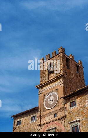 Cortona alten Uhrturm, das Symbol der antiken Stadt in der Toskana, im 15. Jahrhundert abgeschlossen (mit Kopie Raum) Stockfoto