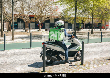 Portugal, Lissabon, 29. April 2018: Uber isst, Arbeiter oder touristische auf Motorrad oder Moped. Stockfoto