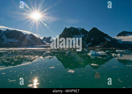 Svalbard Spitzbergen Glacier View mit kleiner Eisberg Stockfoto