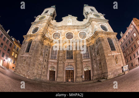 Innsbruck St. Jakob Dom bei Nacht Stockfoto