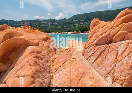 Korsika wunderbare Küste türkisfarbene Meer Wasser und roten Felsen Stockfoto