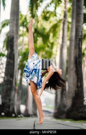 Schöne Flexible junge Frau Tanzen Stockfoto