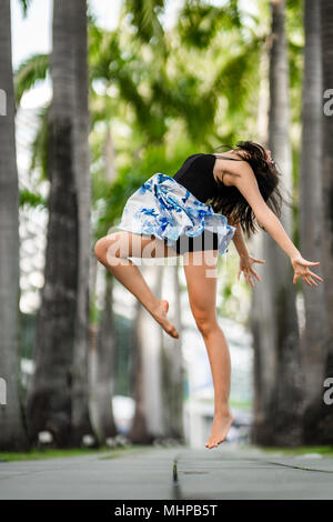 Schöne Flexible junge Frau Tanzen Stockfoto