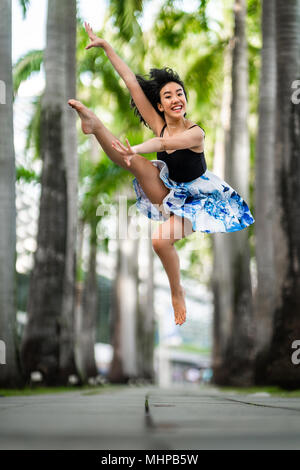 Schöne Flexible junge Frau Tanzen Stockfoto