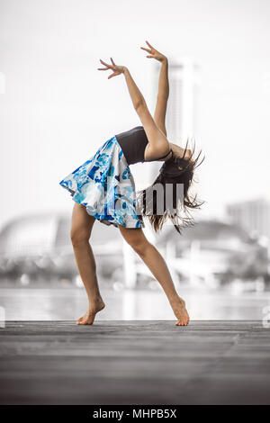 Schöne Flexible junge Frau Tanzen Stockfoto