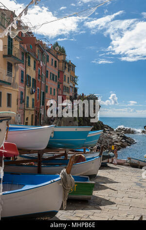 Via di San Giacomo und den kleinen Hafen, Riomaggiore, Cinque Terre, Ligurien Stockfoto