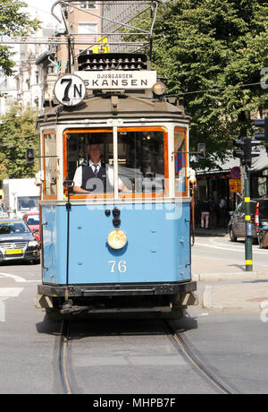 Stockholm, Schweden - 13. August 2013: Ein blauer Museum Tram Route zwischen Norrmalmstorg und Skansen am Nybroplan. Stockfoto