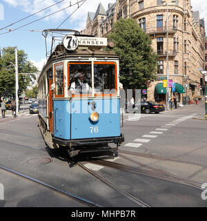 Stockholm, Schweden - 13. August 2013: Ein blauer Museum Tram Route zwischen Norrmalmstorg und Skansen am Nybroplan. Stockfoto