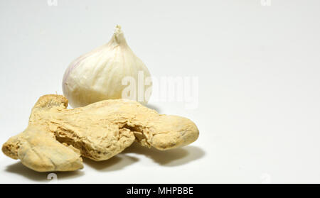 Ingwer und Knoblauch auf weißem Hintergrund Stockfoto