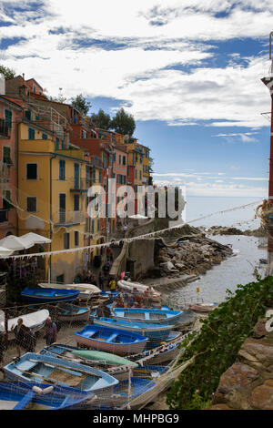 Via di San Giacomo und den kleinen Hafen, Riomaggiore, Cinque Terre, Ligurien, Italien Stockfoto