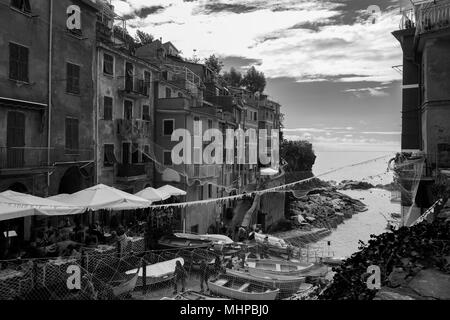 Via di San Giacomo und den kleinen Hafen, Riomaggiore, Cinque Terre, Ligurien, Italien: Schwarz und Weiss Stockfoto