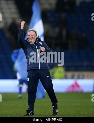 Neil Warnock, die Cardiff City Manager feiert nach dem Spiel. EFL Skybet Meisterschaft übereinstimmen, Cardiff City v Barnsley in Cardiff City Stadium i Stockfoto