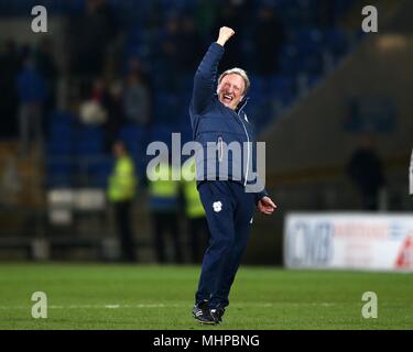 Neil Warnock, die Cardiff City Manager feiert nach dem Spiel. EFL Skybet Meisterschaft übereinstimmen, Cardiff City v Barnsley in Cardiff City Stadium in Stockfoto