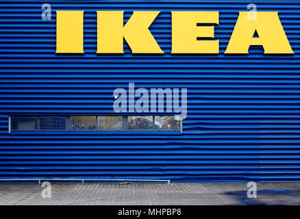 Stockholm, Schweden - Januar 6, 2014: Blau Außenwand mit der gelben Ikea Logo im Möbelhaus in Kungens Kurva. Stockfoto