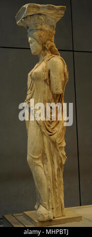 Griechische Kunst. Die caryatid Halle des Erechtheion. Weibliche Figuren als tragende Säulen drapiert. Akropolis von Athen, 421-407 BC. Griechenland. Akropolis Museum. Athen. Griechenland. Stockfoto