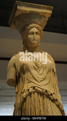 Griechische Kunst. Die caryatid Halle des Erechtheion. Weibliche Figuren als tragende Säulen drapiert. Detail. Akropolis von Athen, 421-407 BC. Griechenland. Akropolis Museum. Athen. Griechenland. Stockfoto