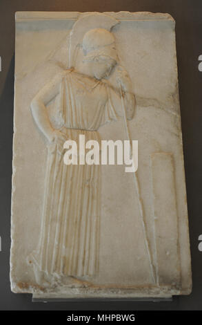 Entlastung der nachdenkliche Athena. Athena ist vor einer Stele auf dem Spieß in einer entspannten Weise schiefen vorgestellt, C. 460 v. Chr.. Marmor von Paros. Akropolis Museum. Athen. Griechenland. Stockfoto