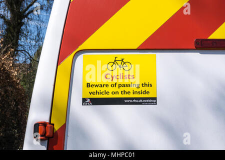 Zeichen auf der Rückseite des Van liest: Radfahrer aufgepasst, dieses Fahrzeug auf der Innenseite. Stockfoto