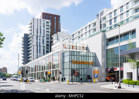 Neue sainsbury Nine Elms superstore auf Wandsworth Road. Mit Barratt Nine Elms Wohnentwicklung hinter sich. Stockfoto