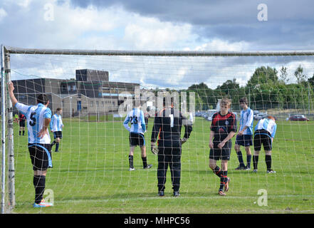 GLASGOW, Schottland - 24. AUGUST 2014: ein Torhüter und sein Mannschaftskamerad warten auf einen Freistoss. Stockfoto