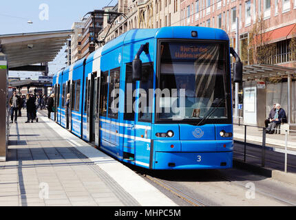 Stockholm, Schweden - 19 April, 2014: Blaue Straßenbahn auf der Linie 7 mit Ziel Djurgarden hat an der Haltestelle Kungstradgarden gestoppt. Stockfoto