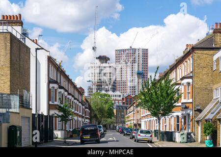 Neue Entwicklungen bei Nine Elms, Vauxhall gesehen über die reihenhäuser von Rita Road, Lambeth. Stockfoto