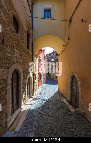 Tagliacozzo (Italien) - ein kleines hübsches Dorf in der Provinz L'Aquila, in der Region der Abruzzen, im Frühjahr. Das historische Zentrum. Stockfoto