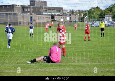 GLASGOW, Schottland - 24. AUGUST 2014: ein Fußballspieler sieht auf der Opposition Torwart. Stockfoto