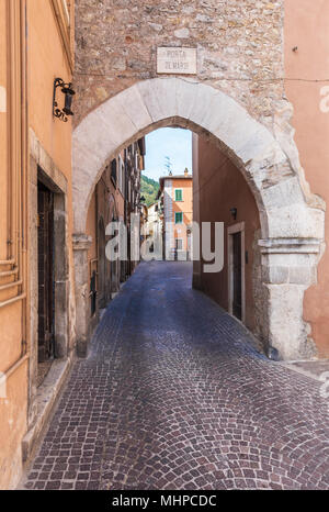 Tagliacozzo (Italien) - ein kleines hübsches Dorf in der Provinz L'Aquila, in der Region der Abruzzen, im Frühjahr. Das historische Zentrum. Stockfoto