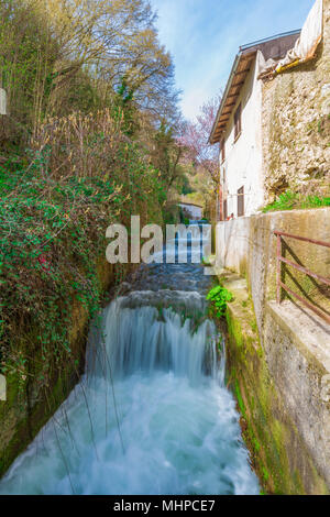 Tagliacozzo (Italien) - ein kleines hübsches Dorf in der Provinz L'Aquila, in der Region der Abruzzen, im Frühjahr. Das historische Zentrum. Stockfoto