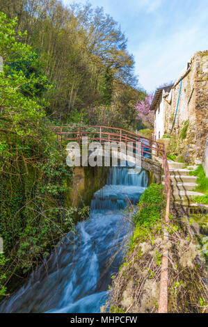 Tagliacozzo (Italien) - ein kleines hübsches Dorf in der Provinz L'Aquila, in der Region der Abruzzen, im Frühjahr. Das historische Zentrum. Stockfoto