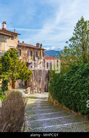 Tagliacozzo (Italien) - ein kleines hübsches Dorf in der Provinz L'Aquila, in der Region der Abruzzen, im Frühjahr. Das historische Zentrum. Stockfoto