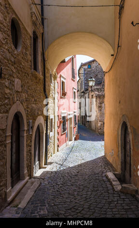 Tagliacozzo (Italien) - ein kleines hübsches Dorf in der Provinz L'Aquila, in der Region der Abruzzen, im Frühjahr. Das historische Zentrum. Stockfoto