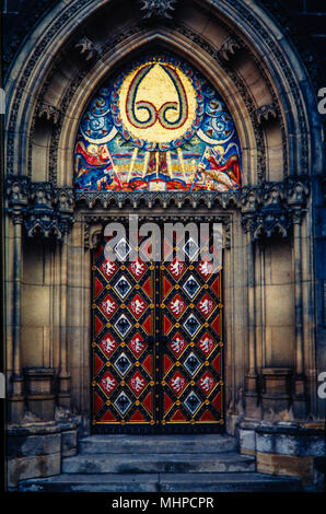 Die Tür zu neo-gotischen Basilika St. Peter und Paul in Prag, Tschechische Republik Stockfoto