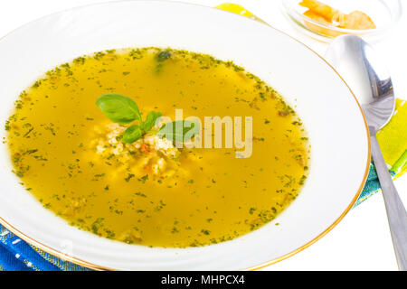 Babynahrung. Hühnersuppe mit Nudeln. Studio Foto Stockfoto