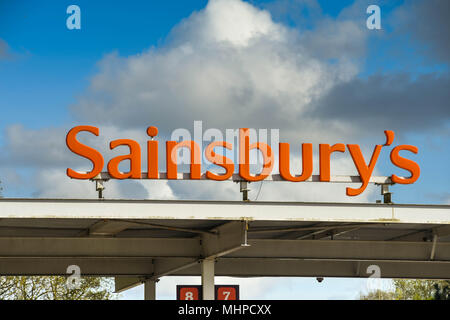 Großes Schild über einer Tankstelle bei einem Sainsbury Supermarkt Stockfoto