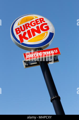 Eskilstuna, Schweden - 14. Juni 2014: Burger King Drive in Schild gegen den blauen Himmel im Restaurant am Vasterleden. Fotografiert vertic Stockfoto