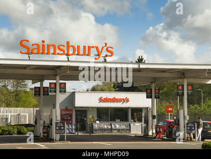 Weitwinkel Blick auf das große Schild über einer Tankstelle bei einem Sainsbury Supermarkt und der Kiosk Stockfoto