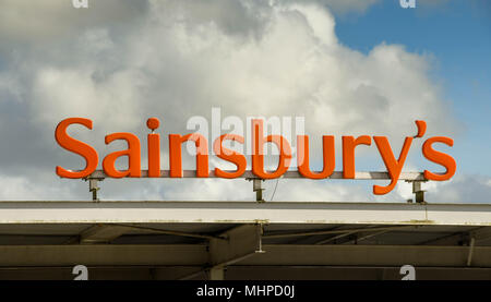 Großes Schild über einer Tankstelle bei einem Sainsbury Supermarkt Stockfoto